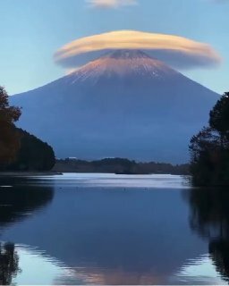 Лентикулярные облака над действующим стратовулканом Фудзияма